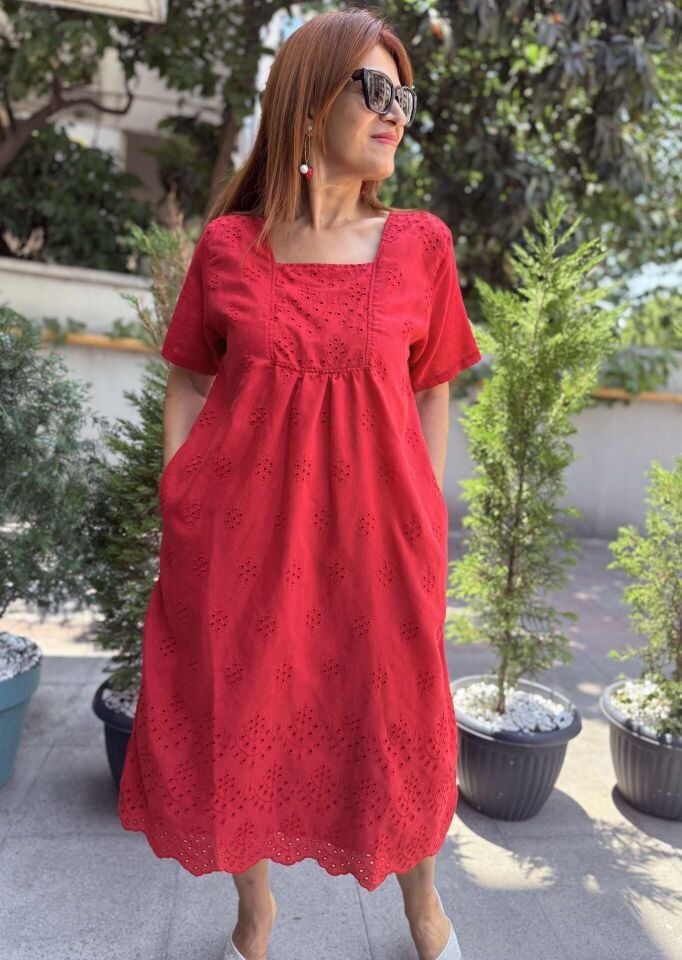 Kare Yaka Brode Elbise Kırmızı