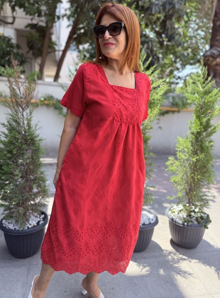 Kare Yaka Brode Elbise Kırmızı