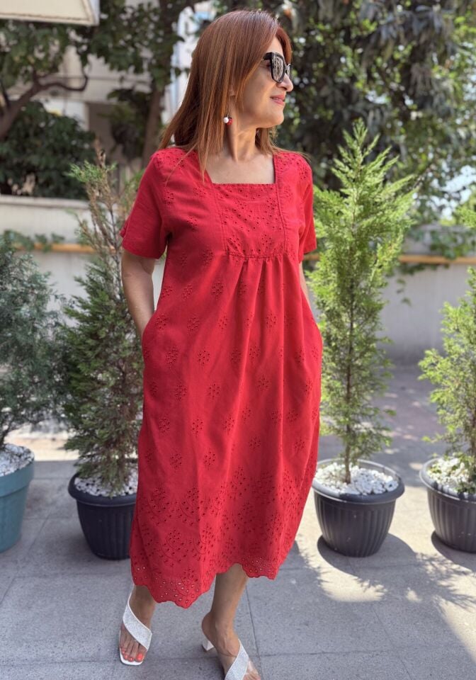 Kare Yaka Brode Elbise Kırmızı